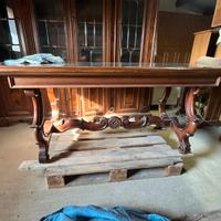 Meraviglioso tavolo in noce massiccio