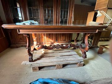 Meraviglioso tavolo in noce massiccio