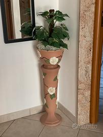 Colonna con vaso in terracotta
