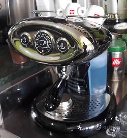 Macchina per il caffe illy professionale da bar