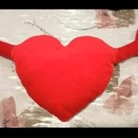 Cuscino cuore rosso con braccia