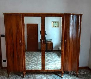 Armadio vintage con specchi