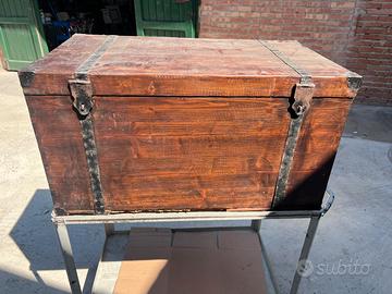 vecchio baule in legno