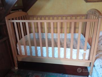 Lettino con sbarre in legno