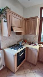 Cucina con piastra gas e forno