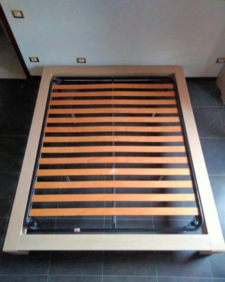 struttura letto matrimoniale con rete a doghe