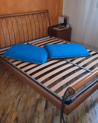 LETTO MATRIMONIALE IN LEGNO E FERRO BATTUTO
