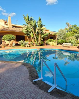 MONDELLO: VILLA CON PISCINA