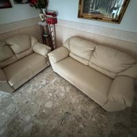 Coppia di divani in pelle color crema