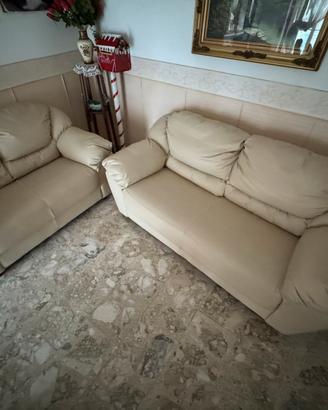 Coppia di divani in pelle color crema