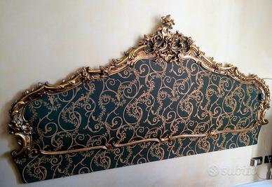 Testiera letto d'epoca in legno dorato e imbottita