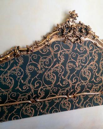 Testiera letto d'epoca in legno dorato e imbottita