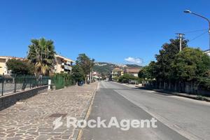 LOCALE COMMERCIALE A CERRELLI