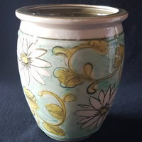 Vaso in ceramica decorata con fori sul fondo