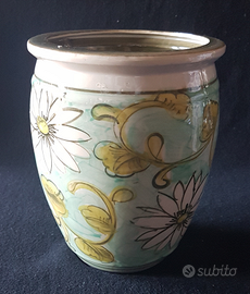 Vaso in ceramica decorata con fori sul fondo