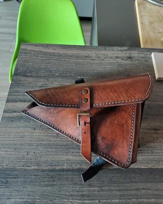 Piccola borsa laterale per moto MAXLEATHERSTUFF