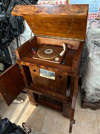 Mobile antico con incorporato giradischi con rad….