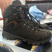 Scarponi da montagna con suola VIBRAM