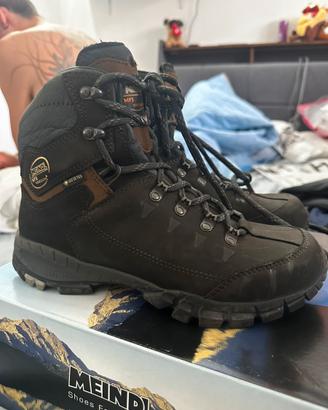 Scarponi da montagna con suola VIBRAM