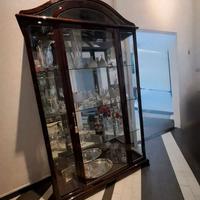 vetrina in noce e cristallo