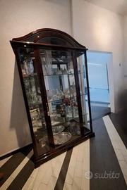 vetrina in noce e cristallo