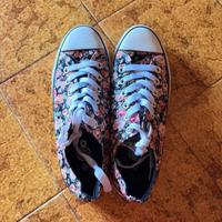 Scarpe con fantasia floreale