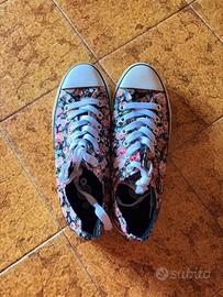Scarpe con fantasia floreale