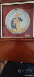 piatto dipinto con oro,in cornice in legno