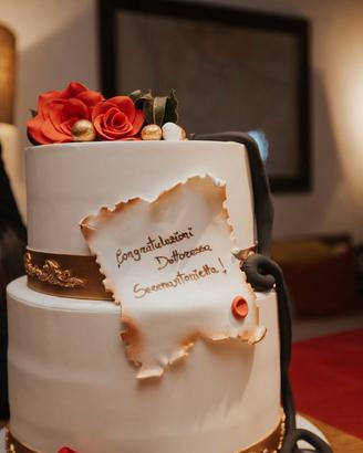 Torta finta scenografica per laurea in medicina