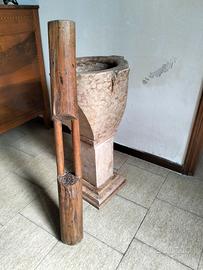 Mortaio in marmo con pestello in legno del 1893