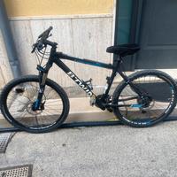 Bici Rockrider 560 Blu e nera