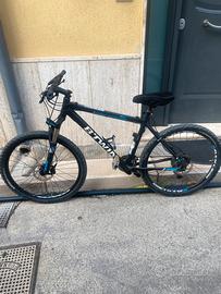 Bici Rockrider 560 Blu e nera