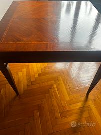Tavolo in legno con partivolari