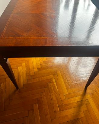 Tavolo in legno con partivolari