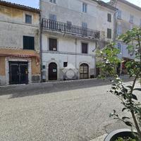 2 LOCALI A ACUTO
