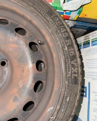 4 cerchi in ferro compresi di gomme