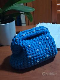 Clutch bag uncinetto con perle