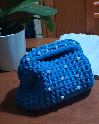 Clutch bag uncinetto con perle