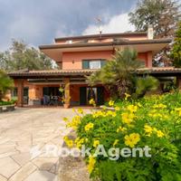 VILLA CON AMPI SPAZI ESTERNI