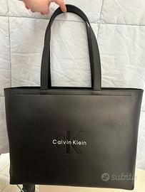 Borsa nera Calvin Klein TOTE BOLD MEDIUM