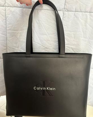 Borsa nera Calvin Klein TOTE BOLD MEDIUM