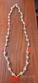 Collana color oro con cuori rossi