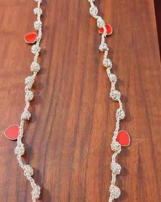 Collana color oro con cuori rossi
