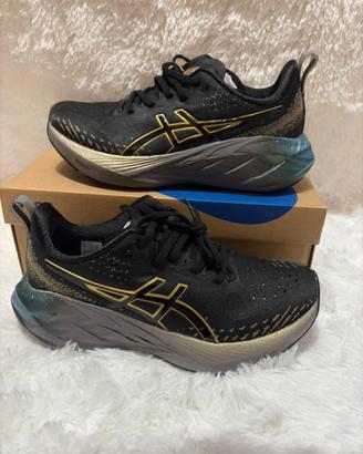 Scarpe Asics Novablast 4 Uomo - Nere