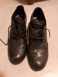 scarpe inglesi stile, nere in pelle morbida