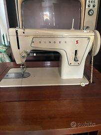 Macchina da cucire Singer con mobiletto