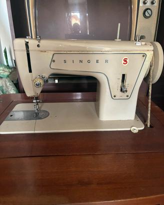 Macchina da cucire Singer con mobiletto