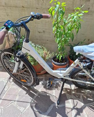 vendersi bici elettrica per donna 