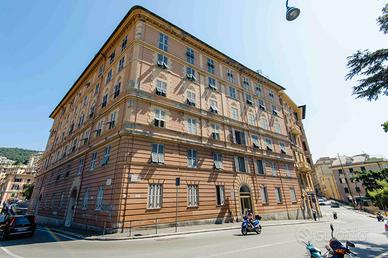 Grande camera matrimoniale zona Castelletto