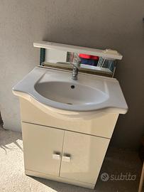 Mobile bagno con robinetto